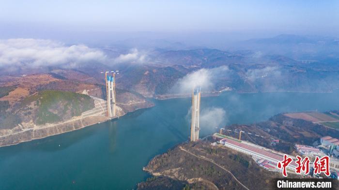 建设中的西十高铁汉江特大桥。李校峰 摄