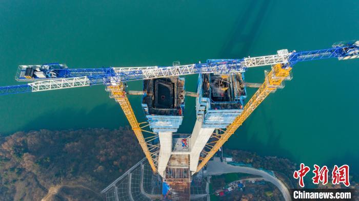 施工中的西十高铁汉江特大桥P4主塔。李校峰 摄