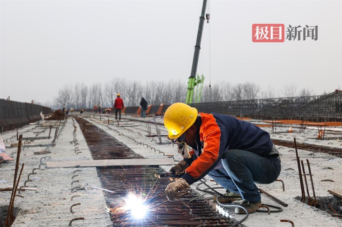 襄南高速项目施工现场,工人正在进行路面施工(通讯员供图)