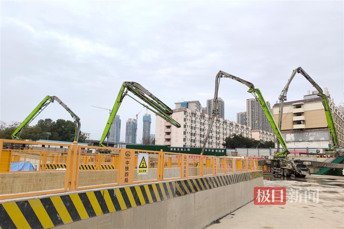 1月30日,武汉地铁12号线汉钢站首段底板顺利完成混凝土浇筑。袁永华 摄 (4).jpg