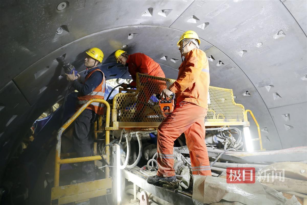 武汉地铁11号线三期首开段紫阳湖站-武昌火车站盾构区间,操作手进行管片拼装。袁永华 摄.JPG