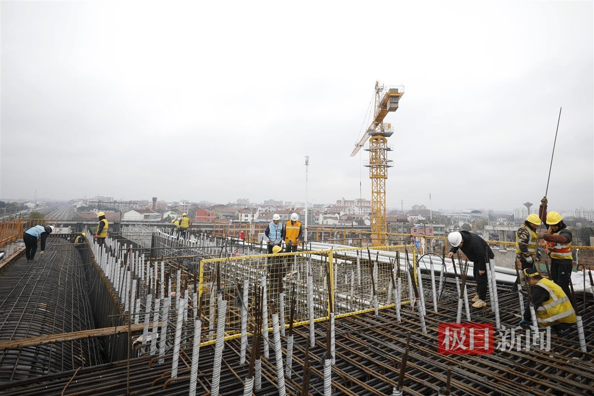 武汉地铁前川线二期上跨京广铁路高架转体桥主桥,建设者正在进行钢筋及预应力安装。袁永华 摄.JPG
